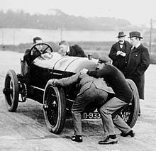 Rekordfahrten auf der Brooklandsbahn in England, 22. Dezember 1913. L.G. Cupid Hornsted mit einem Benz 200 PS, einer modifizierten Variante des Blitzen-Benz.